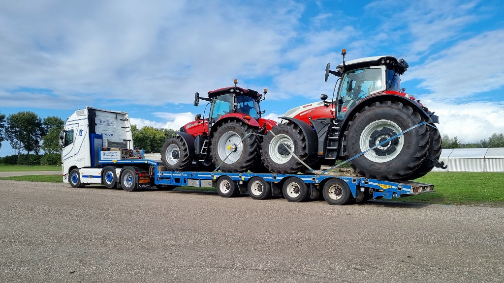 Tractoren op transport naar afrika van autotradex